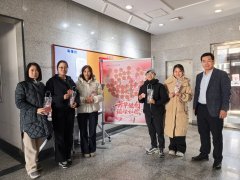 职工们正在工会工做人员的指导下领取属于本人